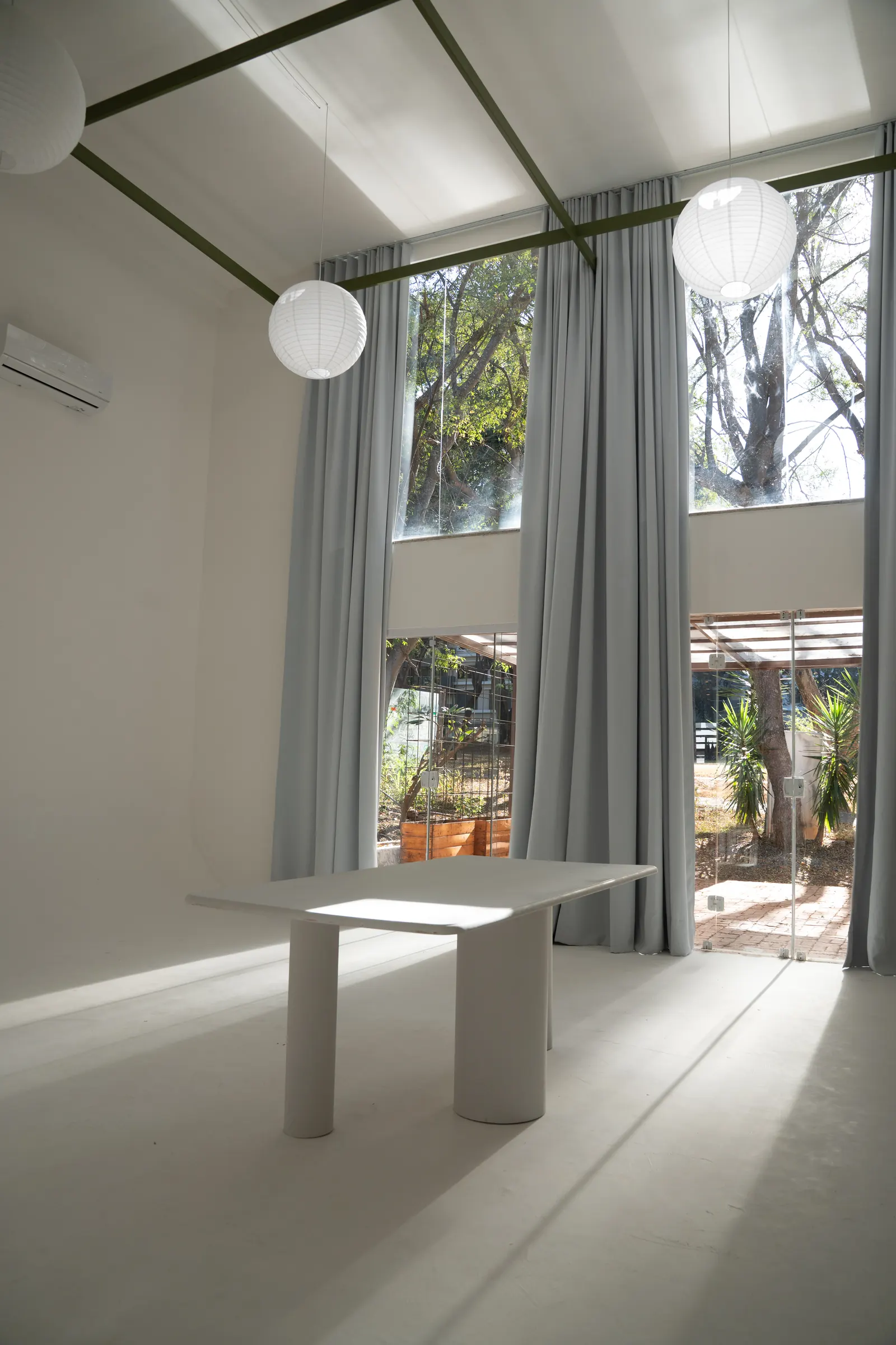 Janelões do estúdio com vista para o jardim